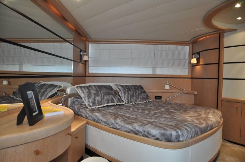 2006 Pershing 76 77ft