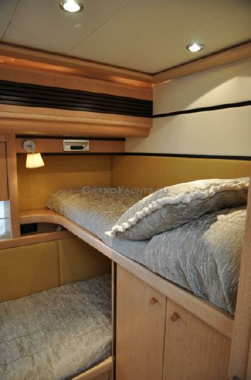 2006 Pershing 76 77ft