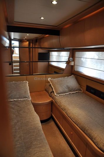 2006 Pershing 76 77ft