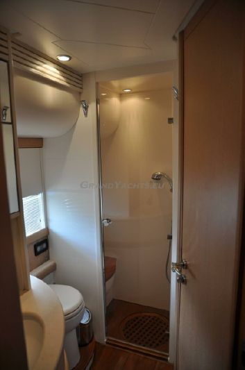 2006 Pershing 76 77ft