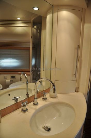 2006 Pershing 76 77ft
