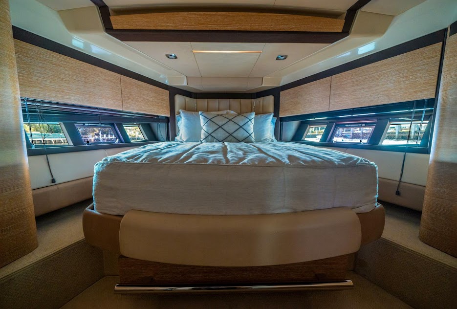 66 ft Azimut Lux